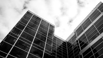 塑料板在现代建筑中的应用及其对房产市场的影响
